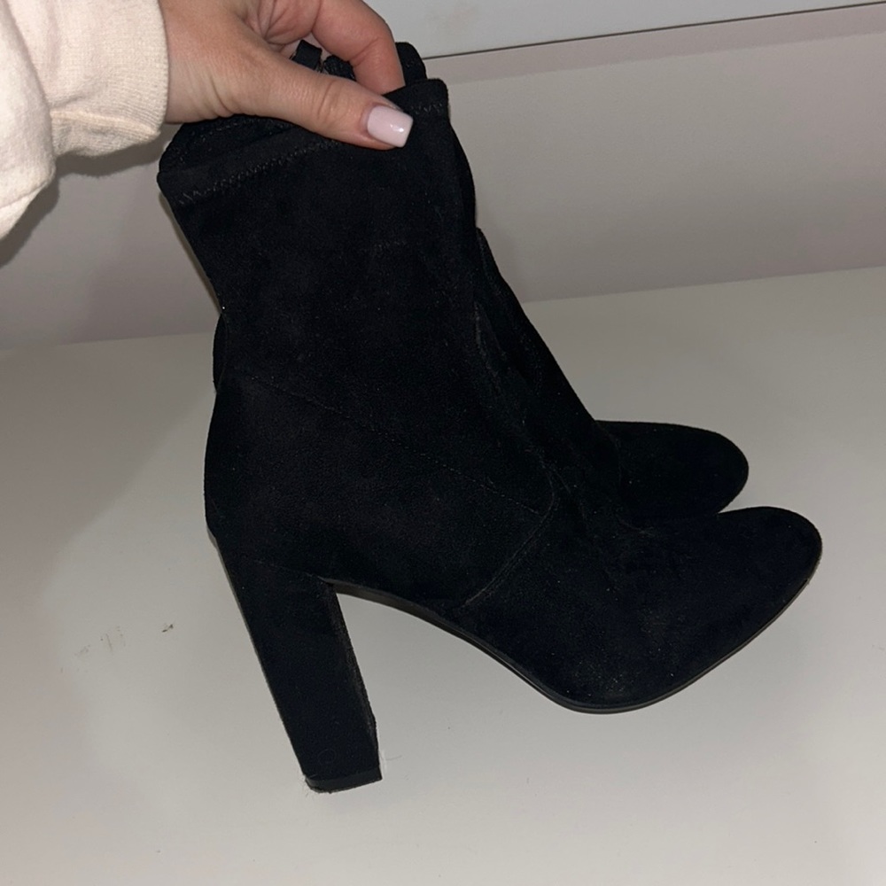 Steve Madden black ankle bootiesIn great condition. 4 inch heel/ easy to walk in